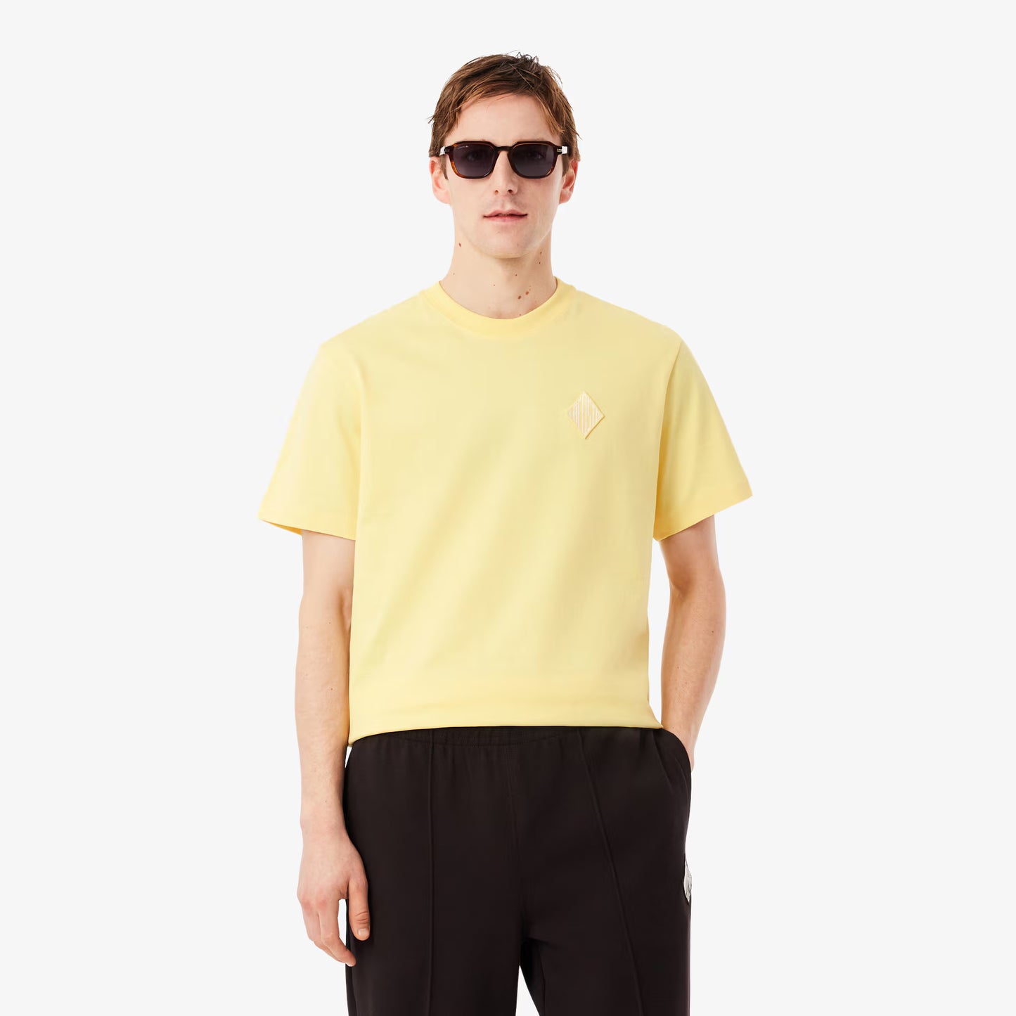 Klassisch geschnittenes T-Shirt mit großem Abzeichen-Akzent