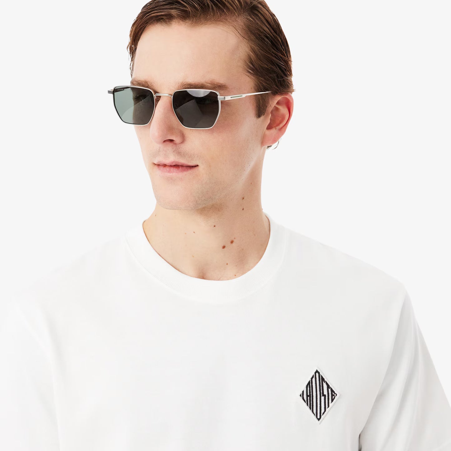 Klassisch geschnittenes T-Shirt mit großem Abzeichen-Akzent