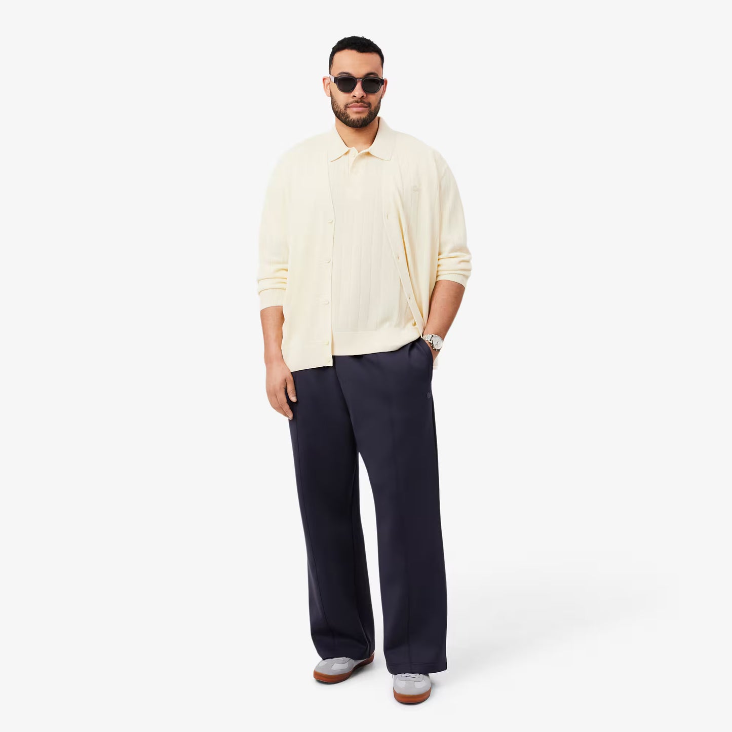 Fließender gerippter Strickpullover mit Polokragen